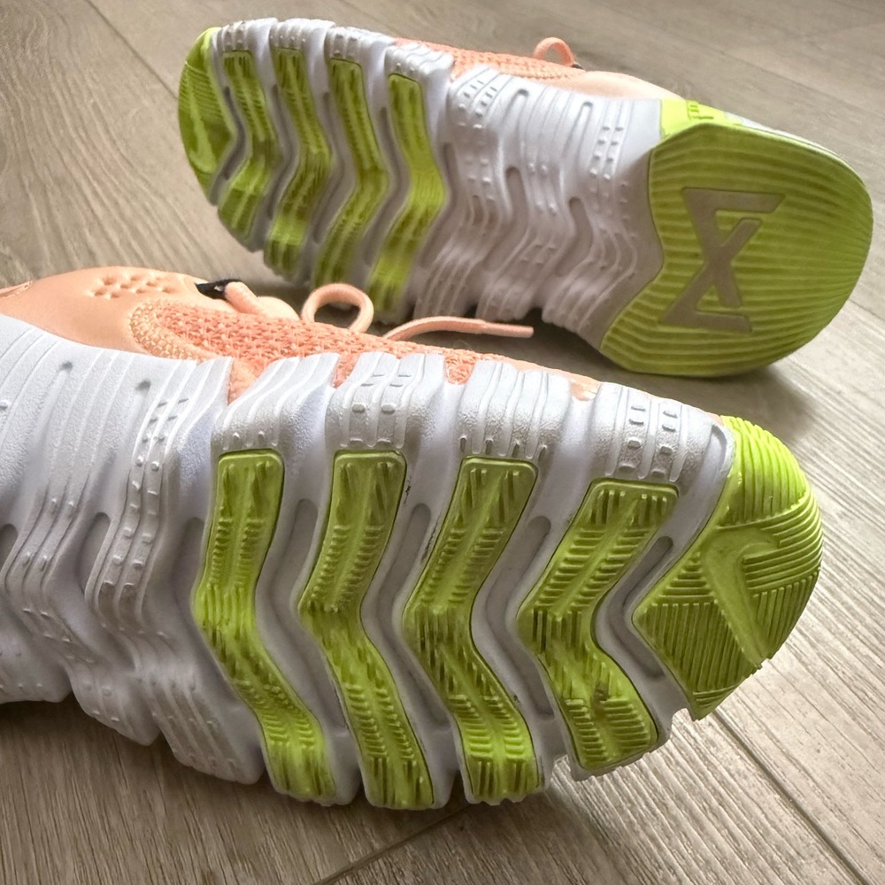 Nike Women’s Metcon Peach and Lime Sneakers Size 6.5 - Picture 6 of 7